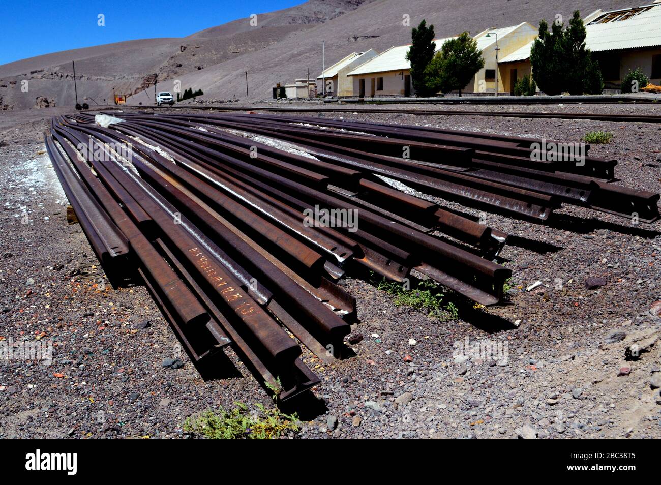 Alte ungenutzte verlassene Schienen am Bahnhof Caipe, Salta, Argentinien Stockfoto