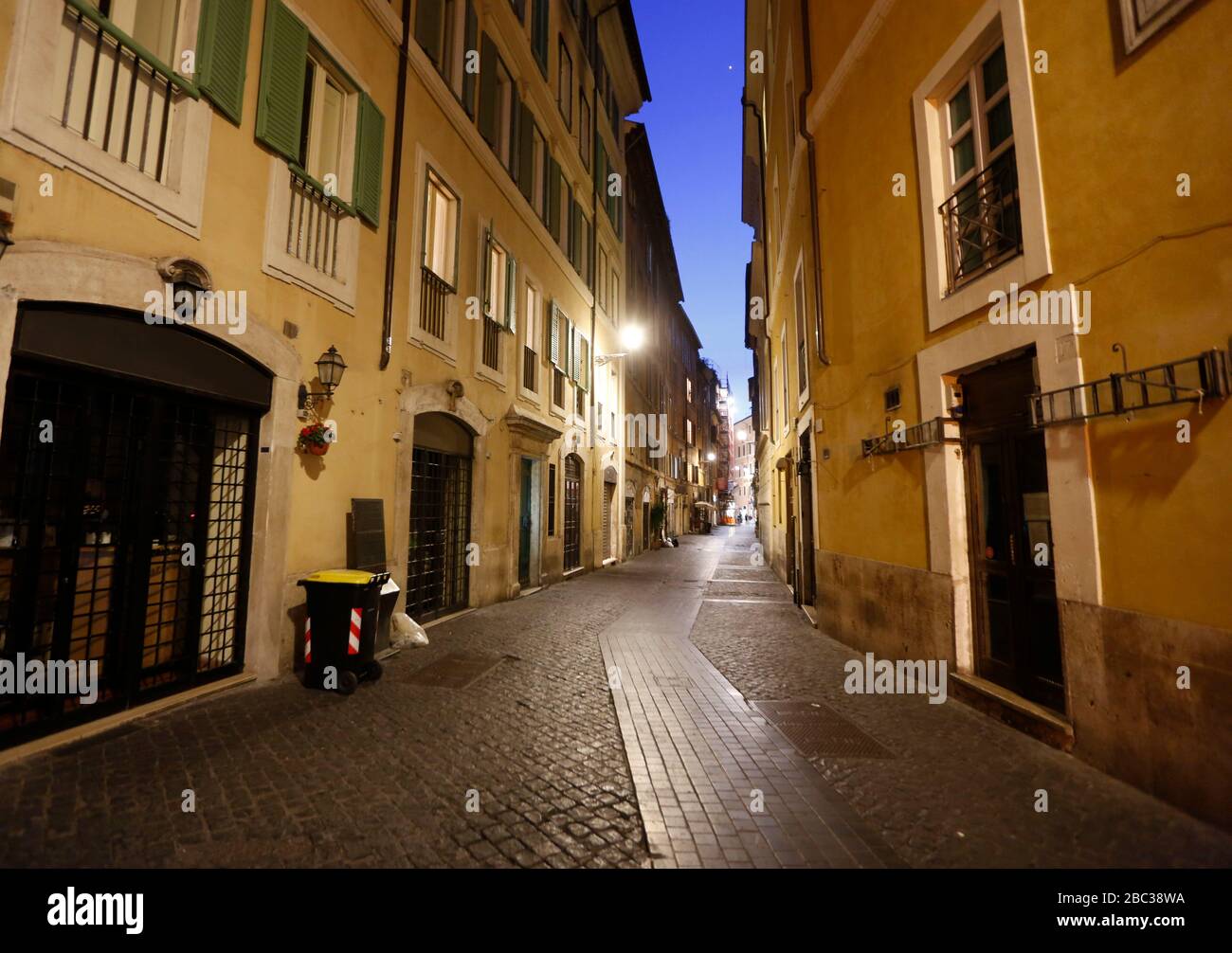 ROM, Italien, 10. März 2020. Ein Blick auf eine Wüstenstraße mit geschlossenen Geschäften nach den Einschränkungen der Regierung gegen Covid-19 breitete sich aus. Stockfoto