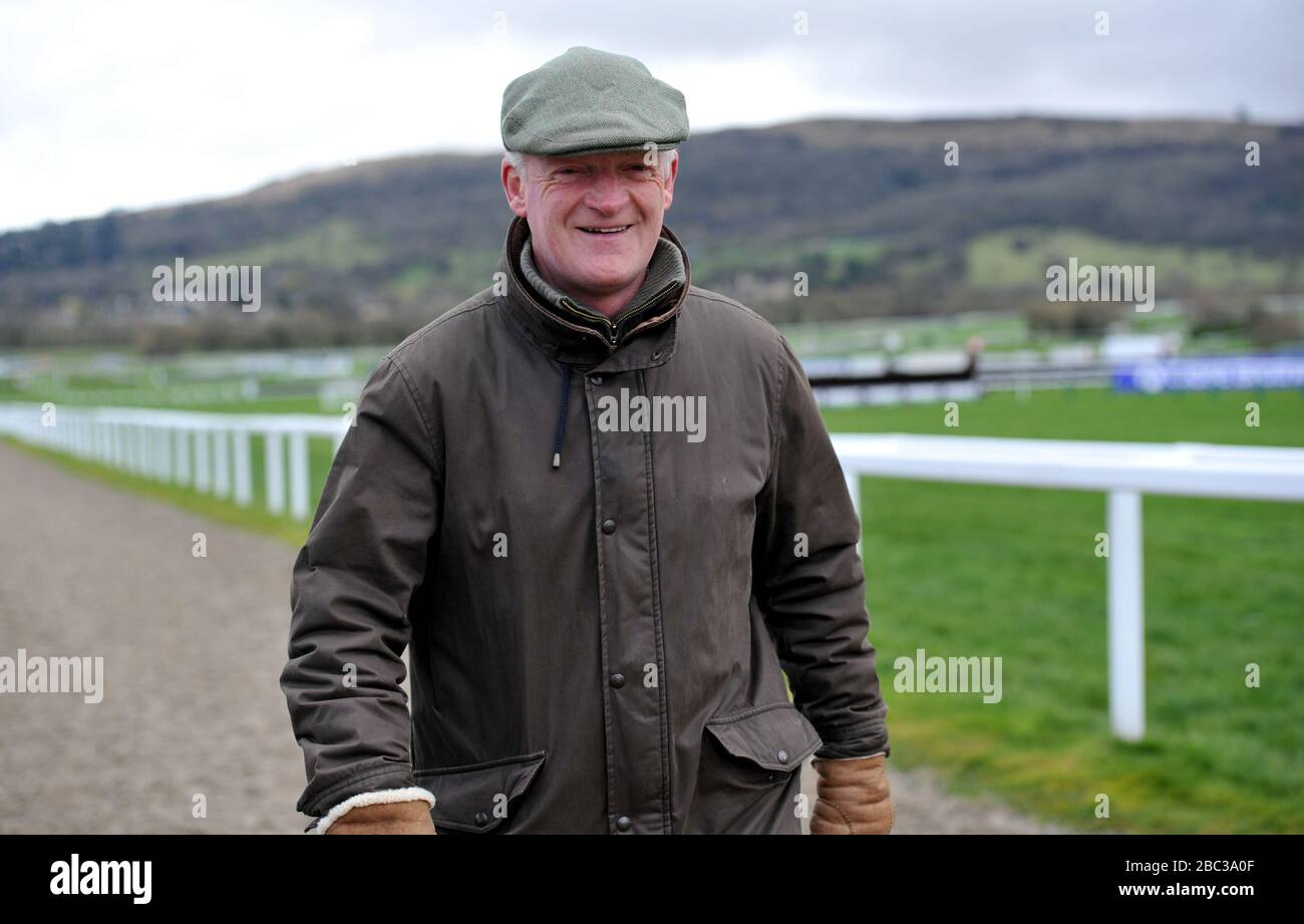 Auf der Galoppe vor dem Rennen auf dem Festival 2020, Cheltenham Racecourse, einer der letzten großen öffentlichen Treffen unter der Wolke des Coronavirus Covid-19 Stockfoto