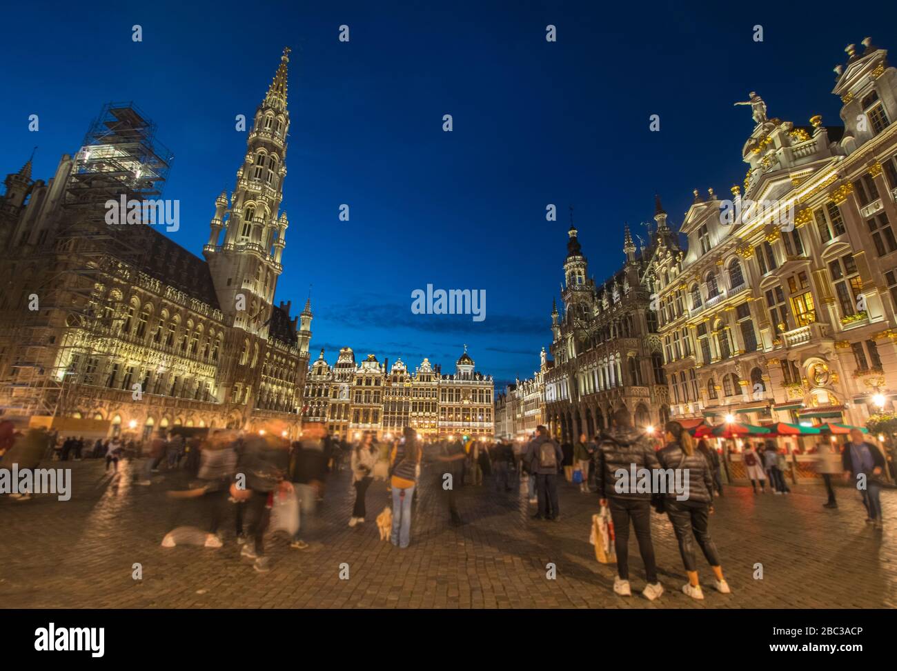 Ein Nachtblick auf den Zentralplatz des Grand Place in Brüssel, Belgien Stockfoto