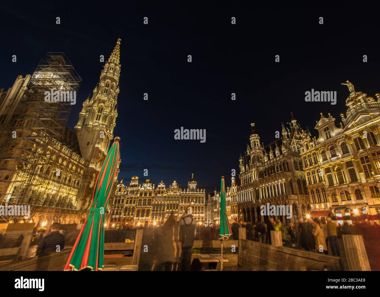Ein Nachtblick auf den Zentralplatz des Grand Place in Brüssel, Belgien Stockfoto