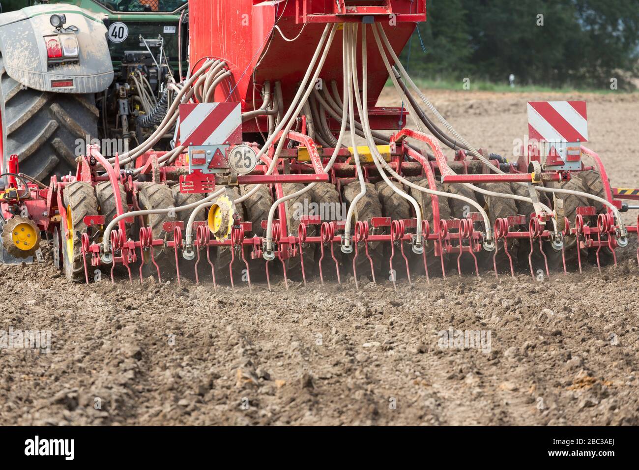Verformten Boden eines landwirtschaftlichen Feldes mit einem Kultivator auflockern Stockfoto