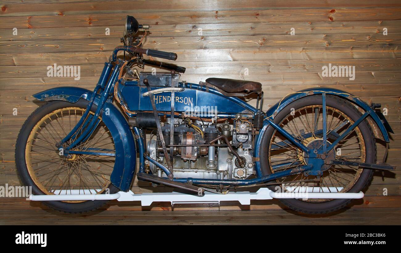 Teil einer alten rostigen Motorrad Rad closeup, mit Nabe Speichen und das  Lager auf einer hölzernen braunen Hintergrund. Geeignet für Artikel über  retro Motorräder Stockfotografie - Alamy