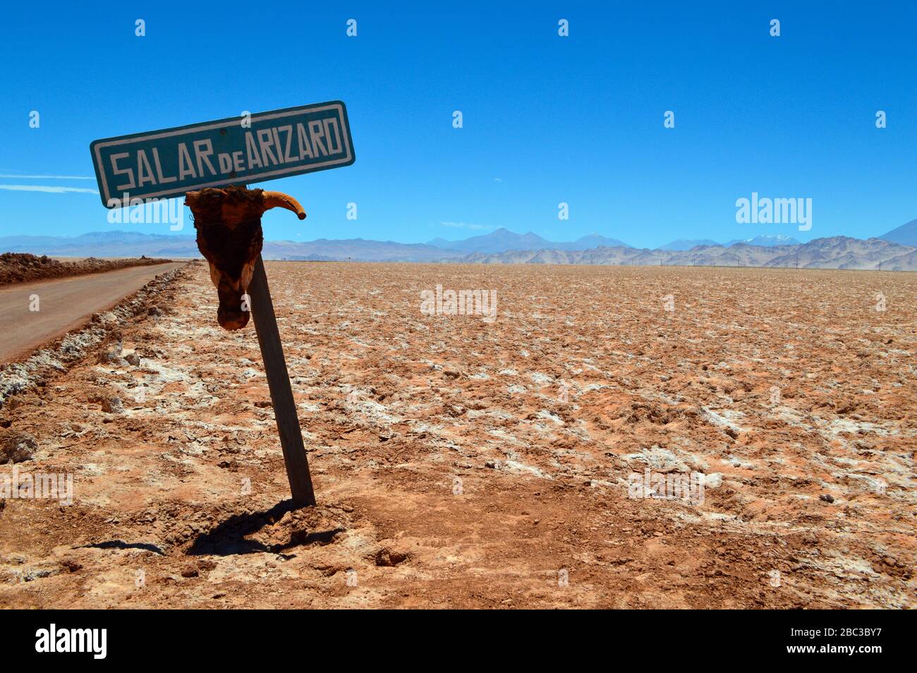 Das Schild sagt: "Arizaro-Salzwohnung". Salta, Argentinien Stockfoto