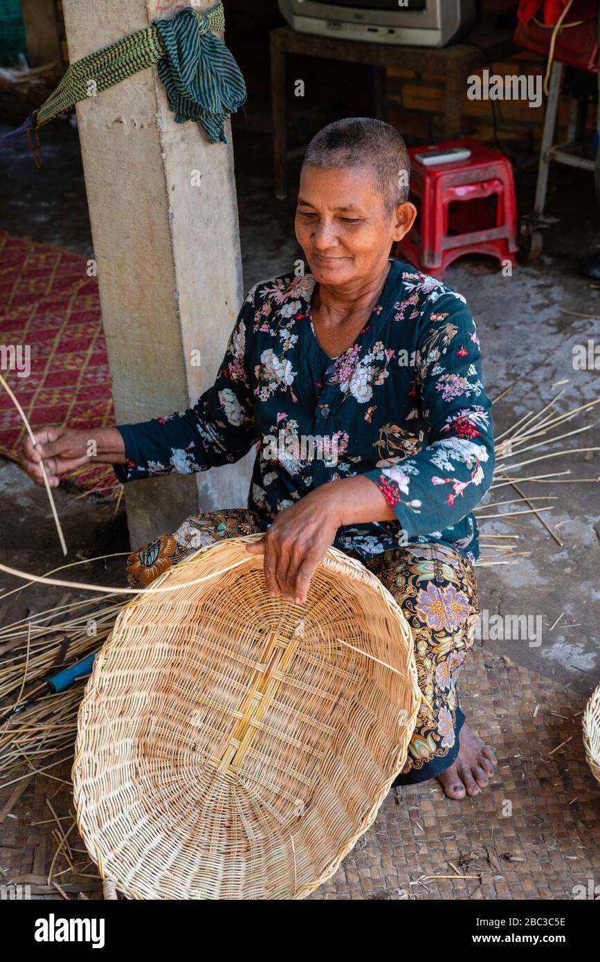 Eine Frau macht Korbkörbe. Prasat Bakang, Siem Reap, Kambodscha. Stockfoto