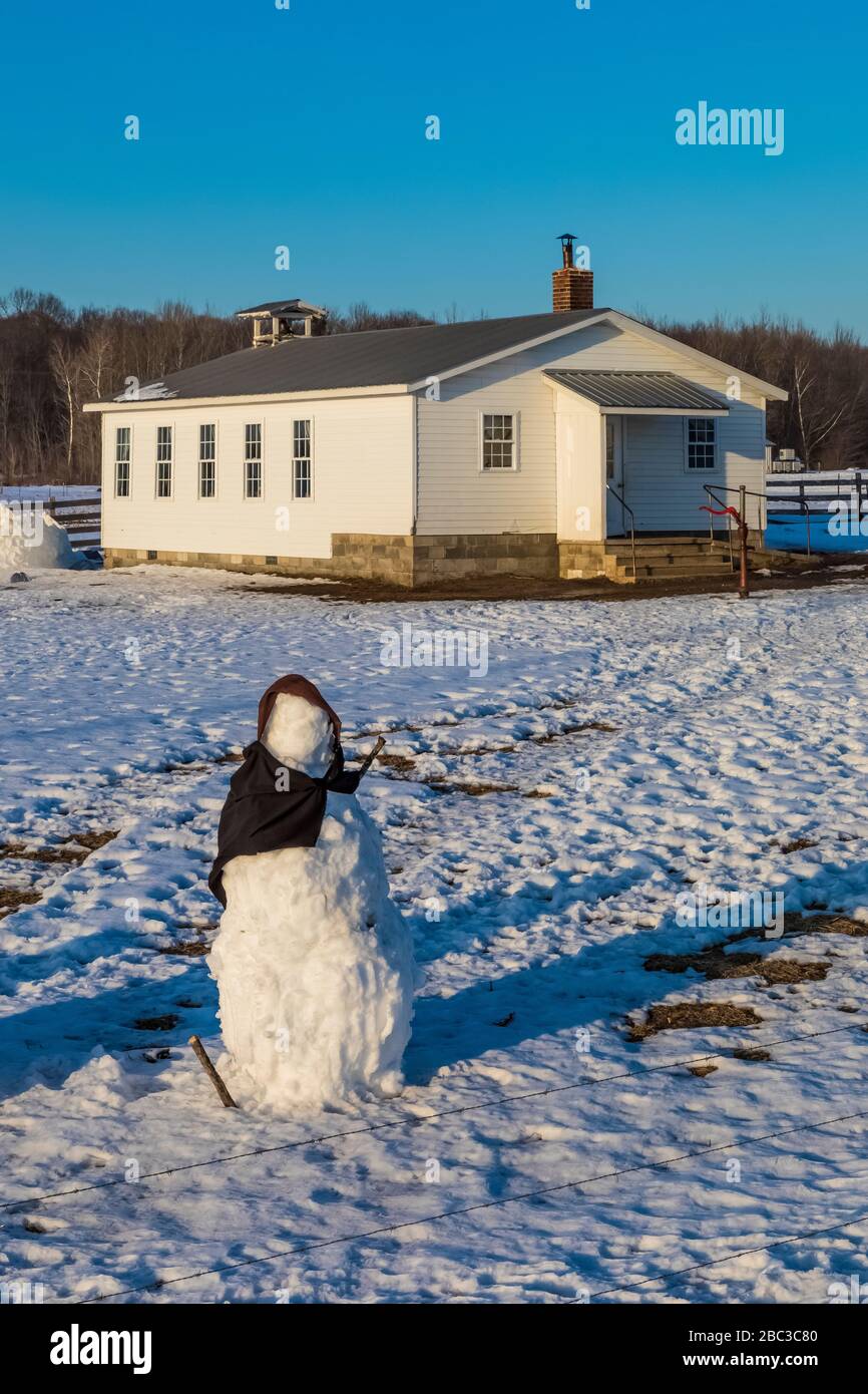 Schneemann, wirklich eine Schneemanerin, ohne Gesichtszüge, die von Amish-Kindern in ihrem Ein-Zimmer-Schulhaus im Zentrum von Michigan, USA gemacht wurde [keine Eigentumswohnung mehr Stockfoto