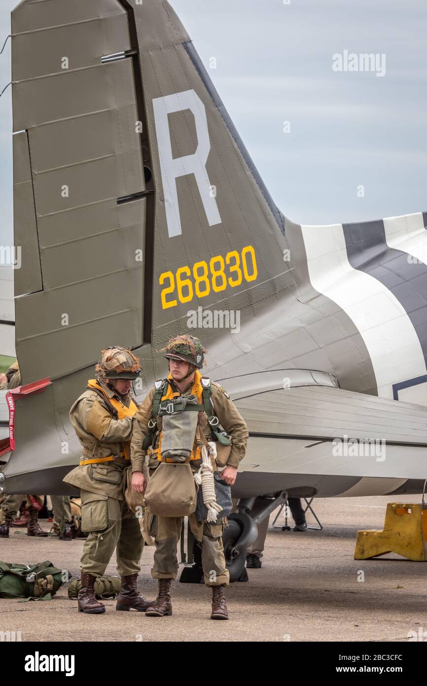 Fallschirmjäger und Douglas C-53D Skytrooper Dakota während der Veranstaltung DAKS over Normandy, Duxford Airfield, Cambridgeshire, Großbritannien Stockfoto