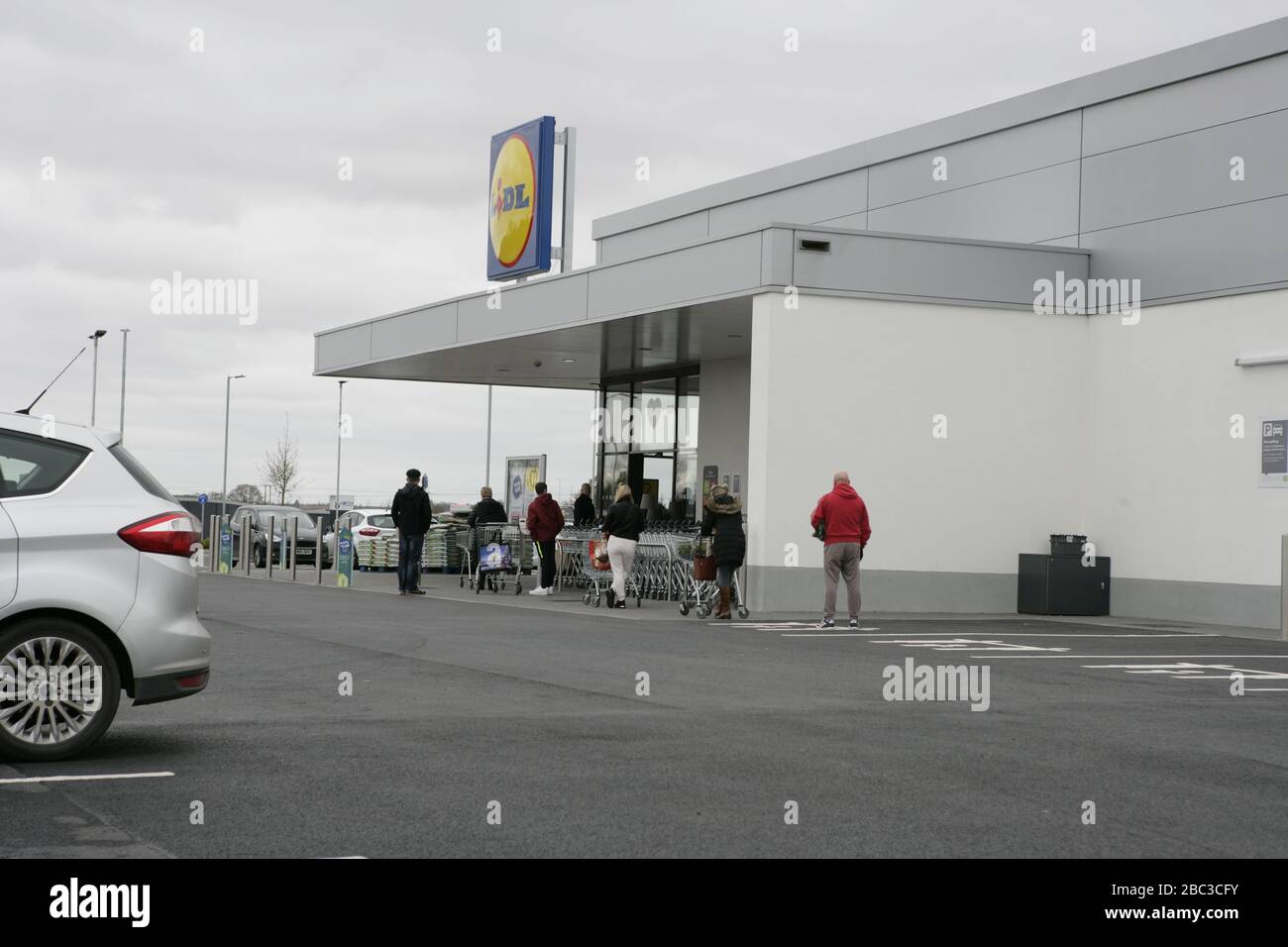 Soziale Distanzieren-Schlangen im Lidl-Superstore aufgrund der COVID-19-Coronavirus-Pandemie, Beverley, East Riding of Yorkshire Stockfoto