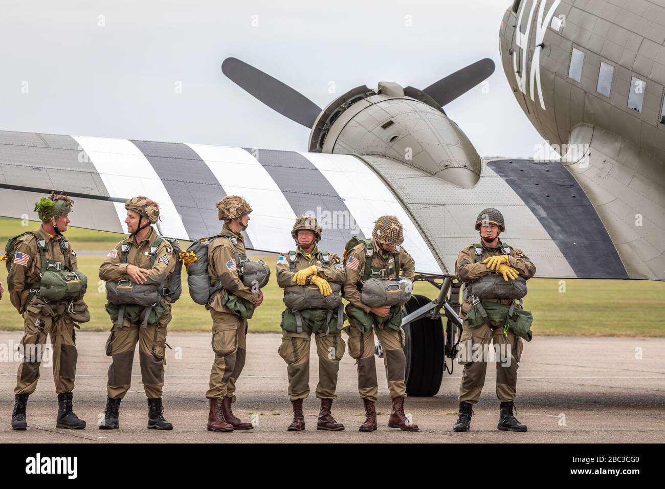 Fallschirmjäger und C-47A Douglas Dakota während der Veranstaltung DAKS over Normandy, Duxford Airfield, Cambridgeshire, Großbritannien Stockfoto