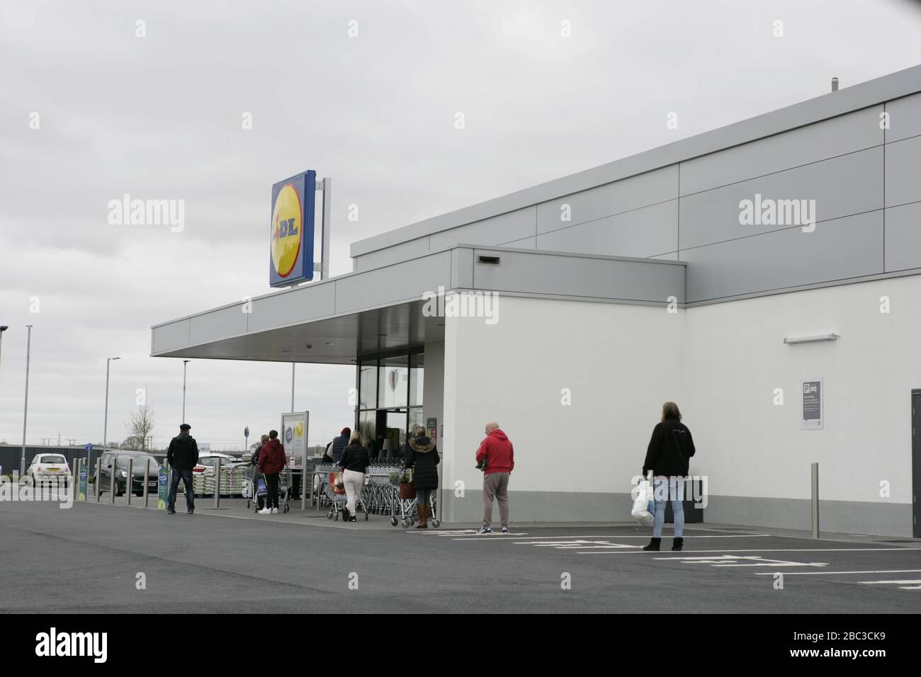 Soziale Distanzieren-Schlangen im Lidl-Superstore aufgrund der COVID-19-Coronavirus-Pandemie, Beverley, East Riding of Yorkshire Stockfoto