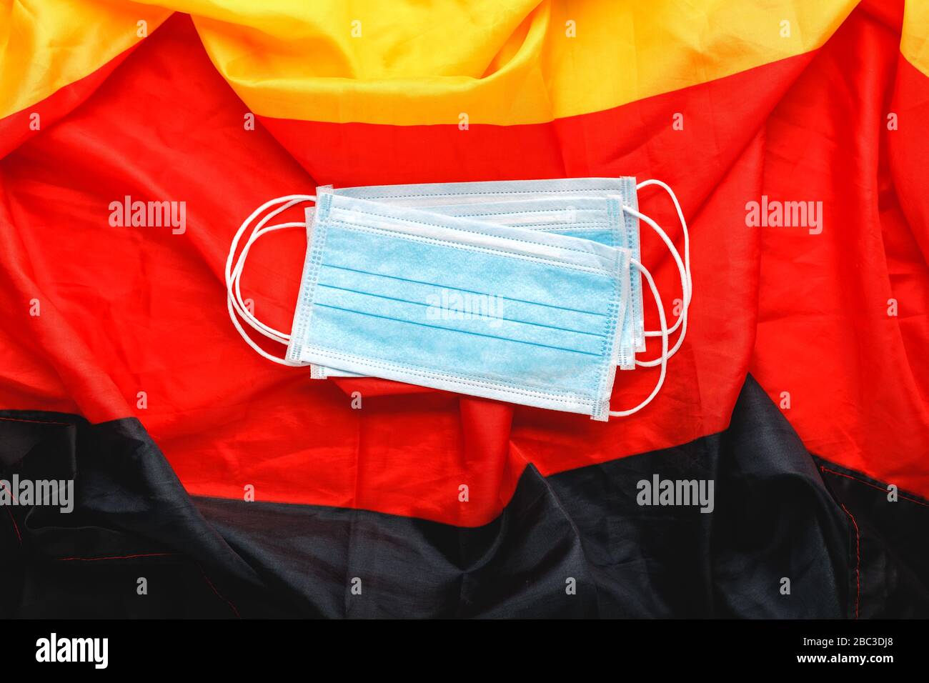 Coronavirus in Deutschland. Chirurgische Gesichtsmaske auf der Nationalflaggenhit von Deutsch. Deutschland Quarantäne, Schutz Coronavirus Symbol des Arztes, Krankenschwester Stockfoto