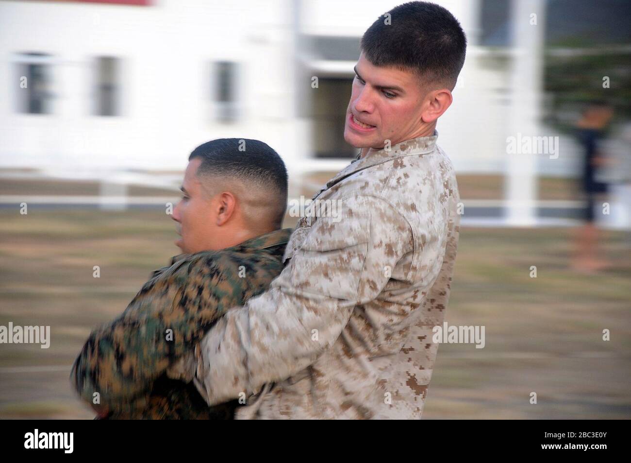 GTMO Marines, Segler und Soldaten führen einen Combat Fitness Test durch Stockfoto