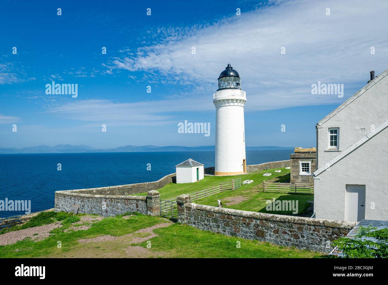 Weißer Leuchtturm und Baumwolle auf der Insel Davaar. Campbeltown, Schottland Stockfoto