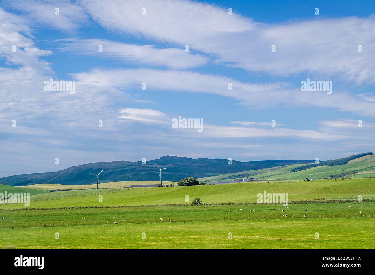 Grüne Felder und Windmühlen der Halbinsel Kintyre, Schottland Stockfoto