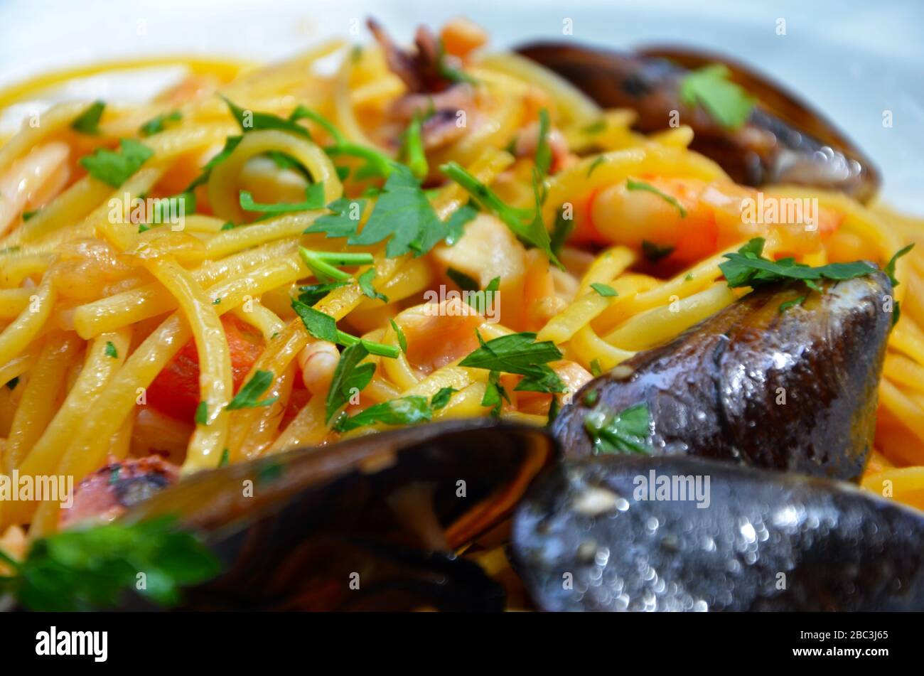 Köstliche Pasta mit frischen Meeresfrüchten Stockfoto