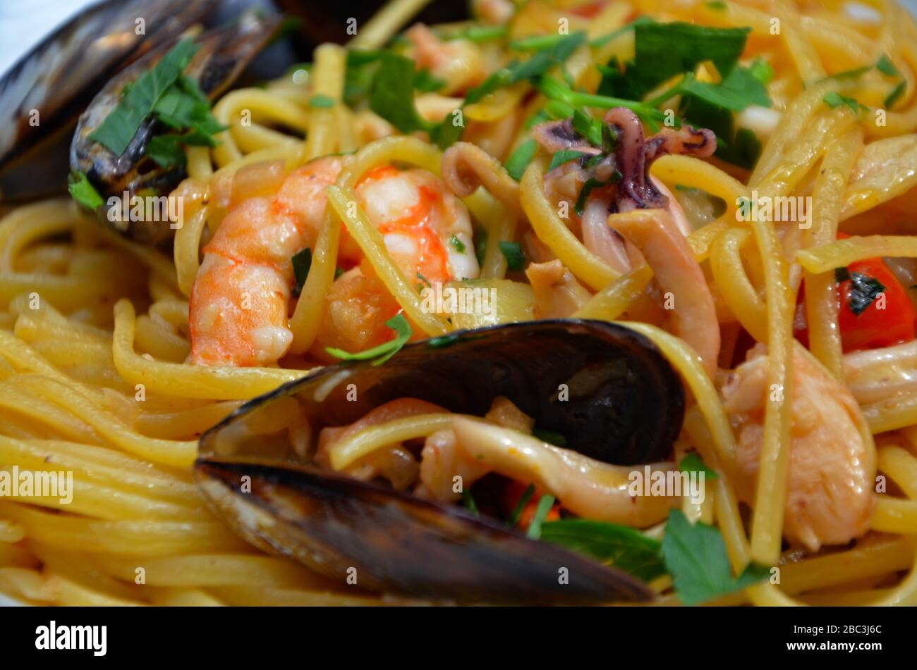 Köstliche Pasta mit frischen Meeresfrüchten Stockfoto