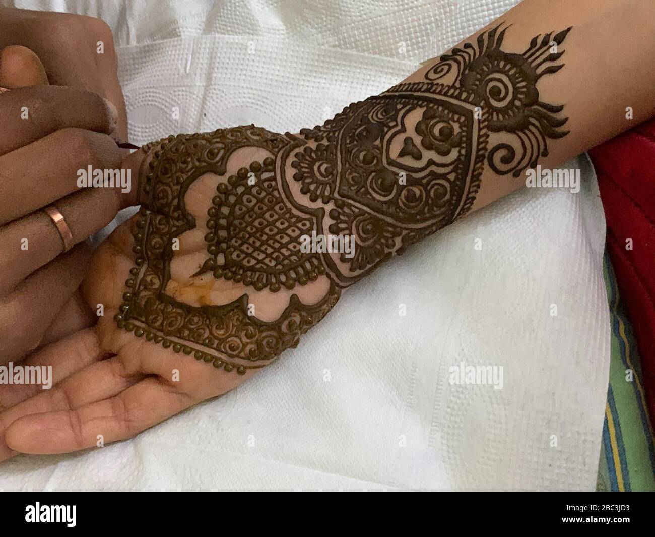 Mehndi Dekoration auf der Hand Stockfoto