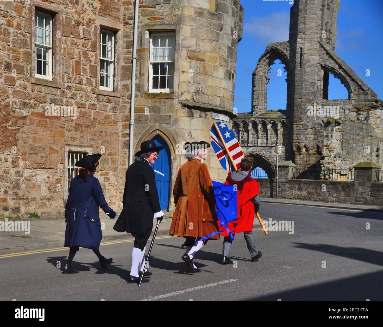 Studenten kleideten sich als historische Scharachtern in der Kate-Kennedy-Prozession, die jährlich in St Andrews, Fife, Schottland stattfindet. Stockfoto