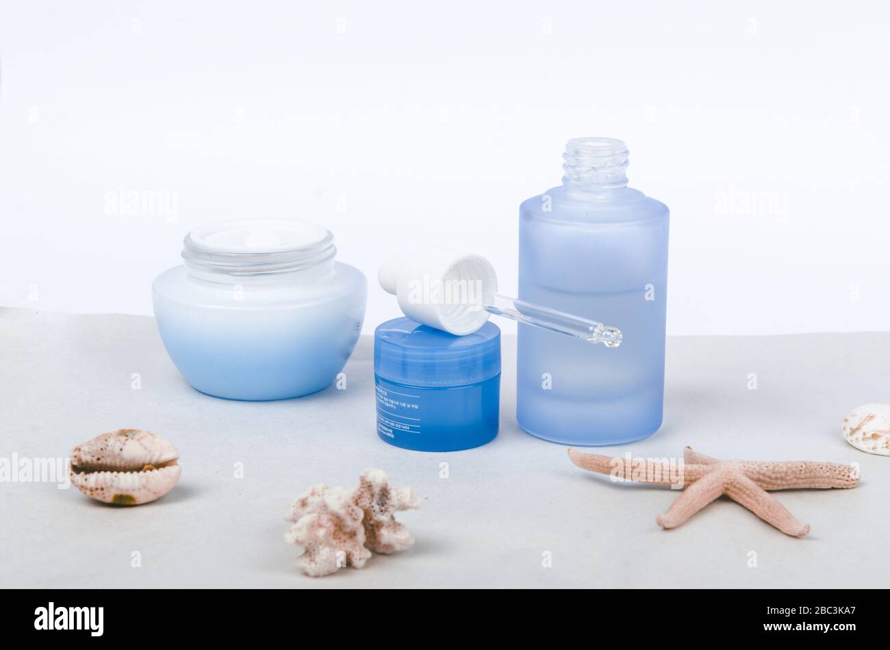 Verschmutzungsschutz sinkt und die tägliche Pflege cremefarben mit Tropper und Seashells Stockfoto