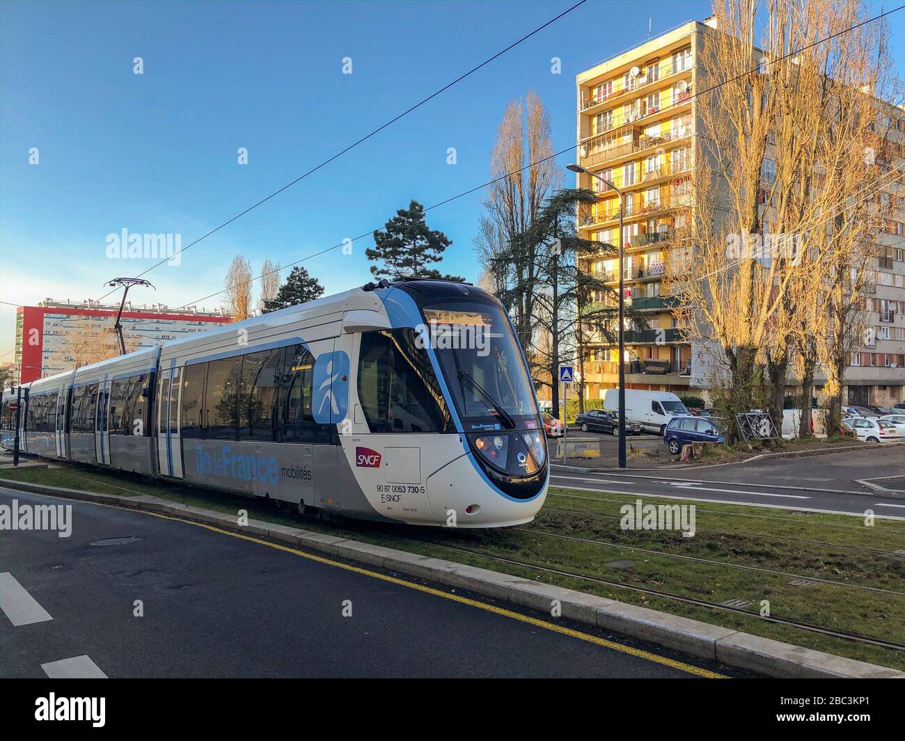 Clichy-Sous-Bois, Frankreich, Pariser Vororte, Straßenbahnzug auf Schienen in öffentlichen sozialen Wohnungsbauprojekten, HLM, auf der Straße, Nachbarschaften, Nachbarschaft mit niedrigem Einkommen, seine saint denis, vorstädtisch modern Stockfoto