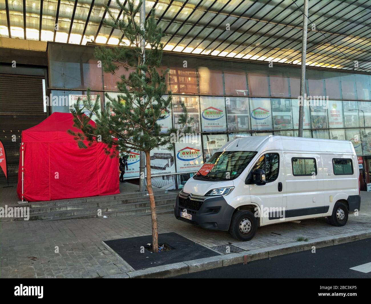 Clichy-Sous-Bois, Frankreich, Pariser Vororte, AIDES N.G.O. HIV-AIDS-Testfahrzeug auf der Straße, Vorort, seine saint denis Stockfoto