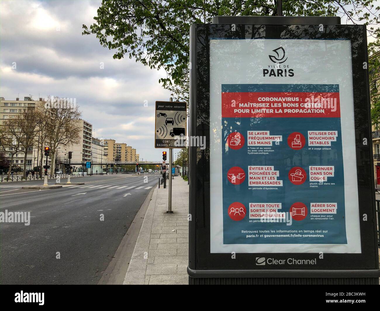 Paris, Frankreich, Detail, französische Regierungsbehörde öffentliche Poster Heallth Warnung zu COVID-19 auf der Straße „Gestes“-Viertel, frankreich-Pandemie, paris-Straße leer Stockfoto