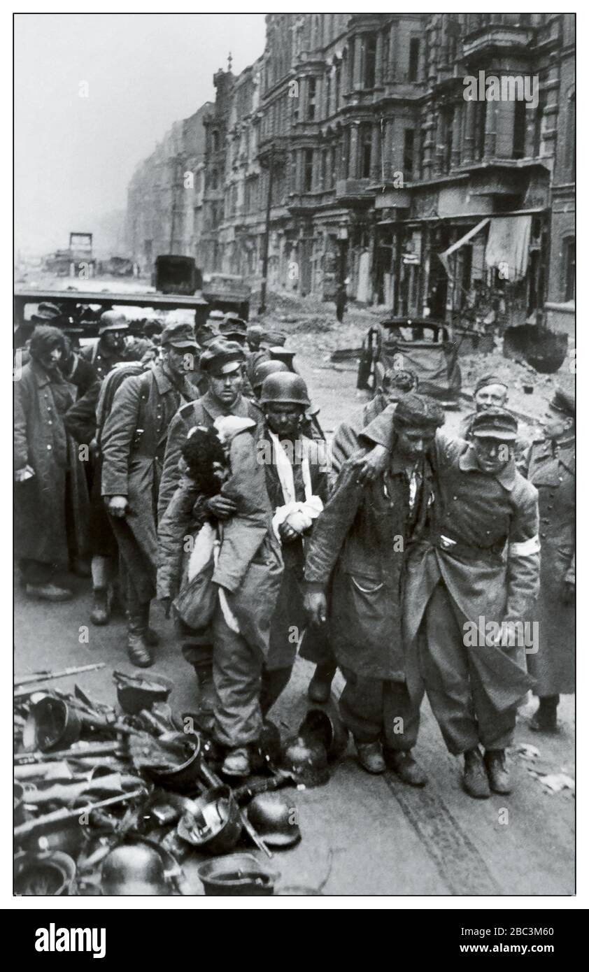 Archiv Gefechte Wehrmachtsarmee-Häftlinge Soldaten kommen aus der U-Bahn-Station "Oranienburger Tor", Berlin, Mai 1945 Deutsche Kapitulation Zweiten Weltkrieg Nazi-Deutschland Stockfoto
