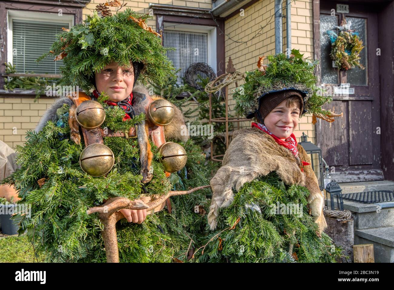 URNASCH, APPENZELL, SCHWEIZ - 13. JANUAR 2020: SILVESTERCHAUSEN Stockfoto