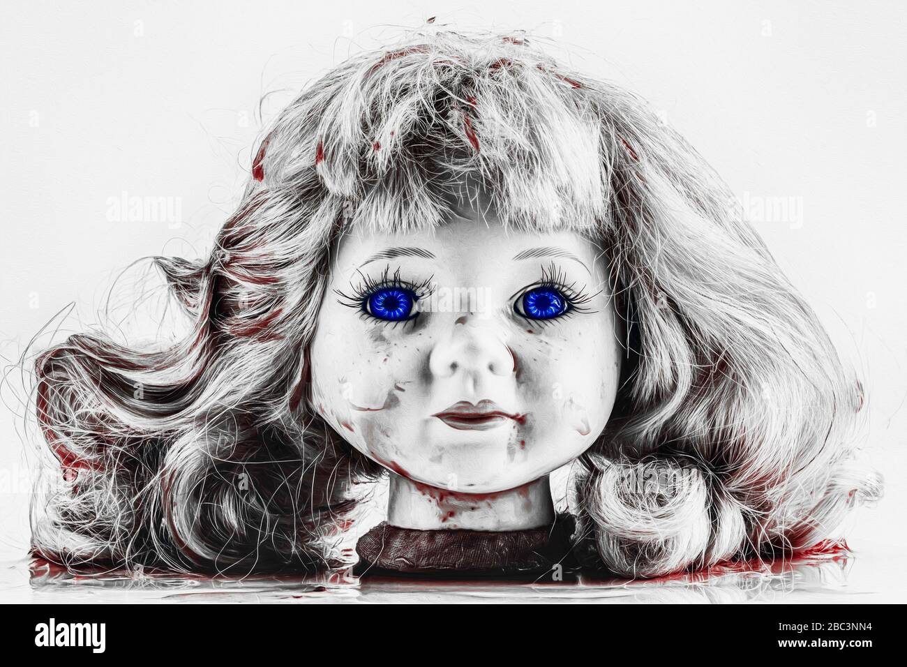 Gruselig entkaputte Blue Eyed Doll's Head mit gefälschtem Blut, selektiv koloriert Stockfoto