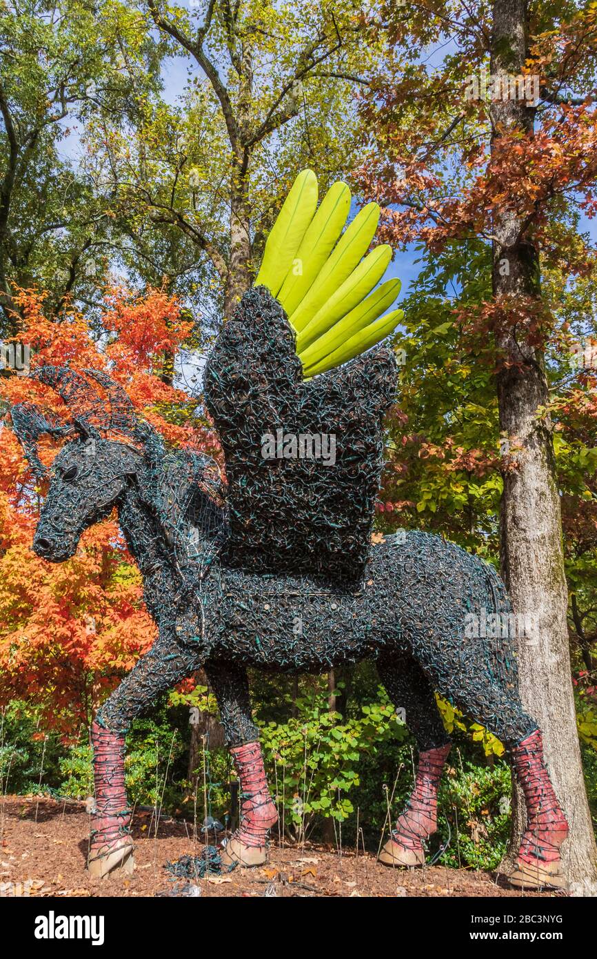 Unicorn-Skulptur mit Weihnachtslichtern in Atlanta Botanical Gardens in Atlanta, Georgia. Stockfoto