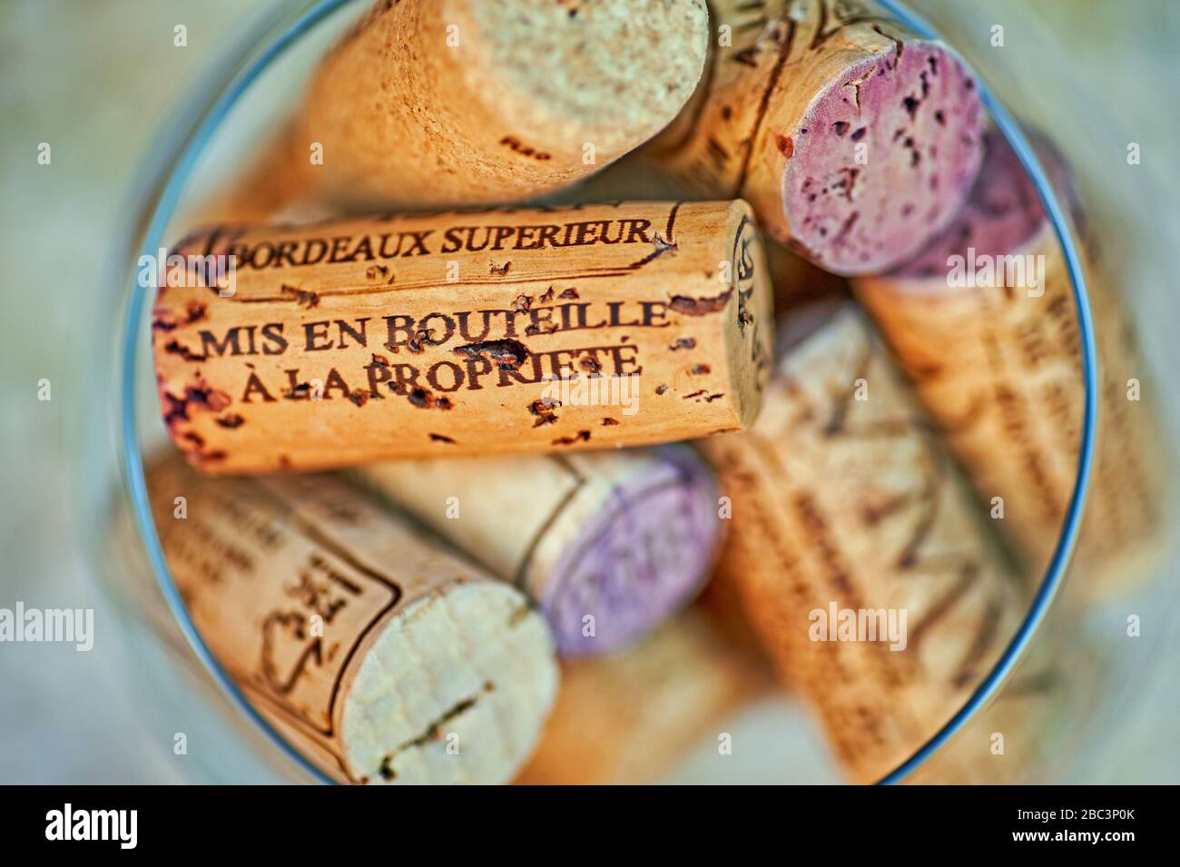 Abstraktes Bild eines Weinglases voller Weinflaschen Korken. Stockfoto