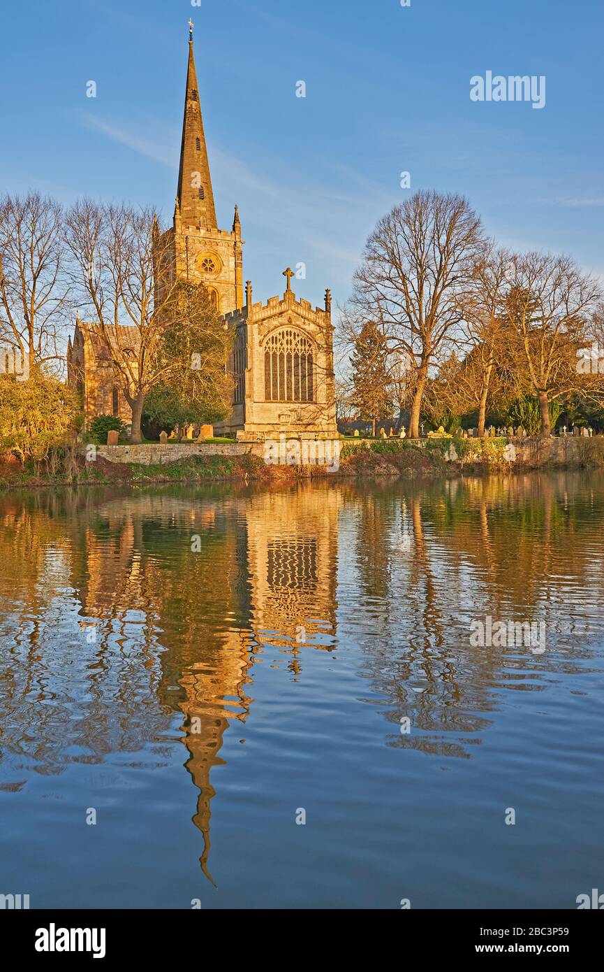 Die Holy Trinity Kirche, Stratford-Upon-Avon, Warwickshire, die Grabstätte von William Shakespeare spiegelt sich im Fluss Avon wider Stockfoto