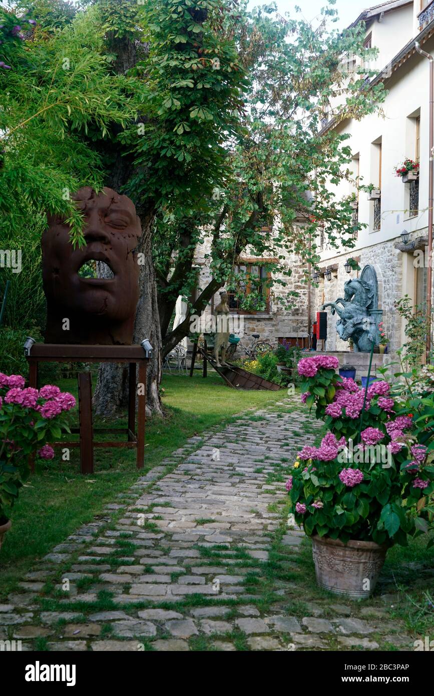 Kunstgegenstände im Garten der Museum Gallery Besharat.Barbizon.seine-et-Marne.Frankreich Stockfoto