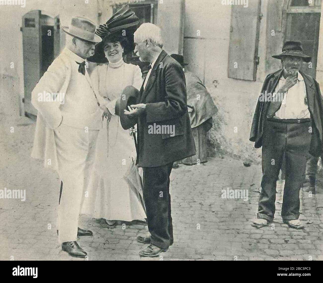 Guido Baccelli (con la nipote Elena) consultato per strada da un contadino, L'illustazione del medico, marzo 1938, n.46, S. 3. Stockfoto