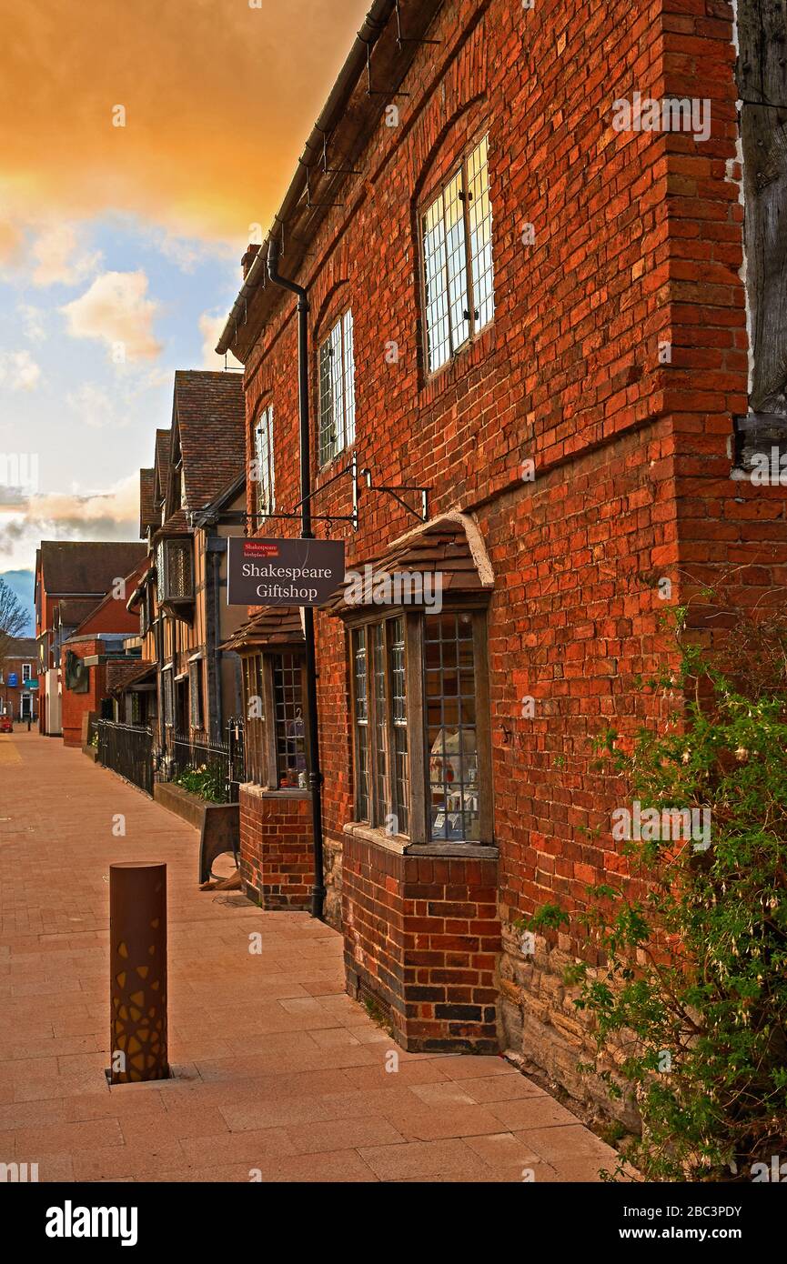 Stratford upon Avon, Warwickshire und historische Gebäude an der Henley Street umfassen Shakespeares Geburtshaus und Souvenirladen. Stockfoto