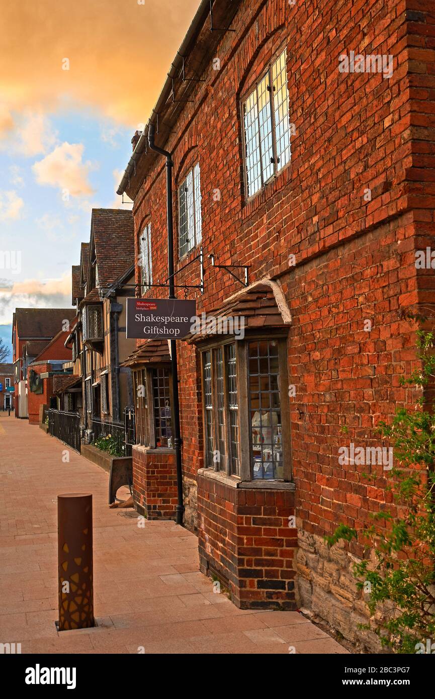 Stratford upon Avon, Warwickshire und historische Gebäude an der Henley Street umfassen Shakespeares Geburtshaus und Souvenirladen. Stockfoto