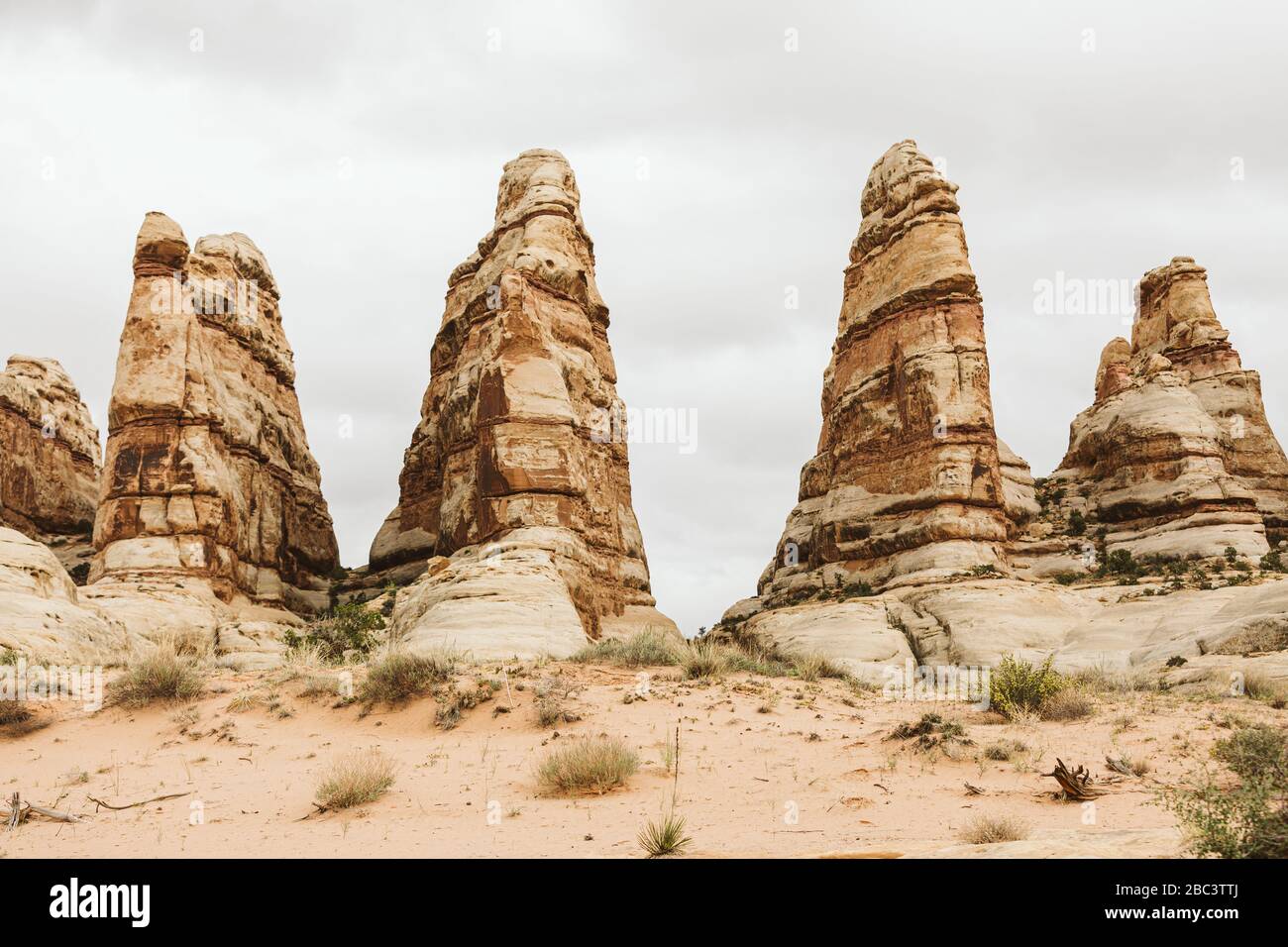 Vier Sandsteintürme gegen grauen Himmel in der Wüste von utah Stockfoto