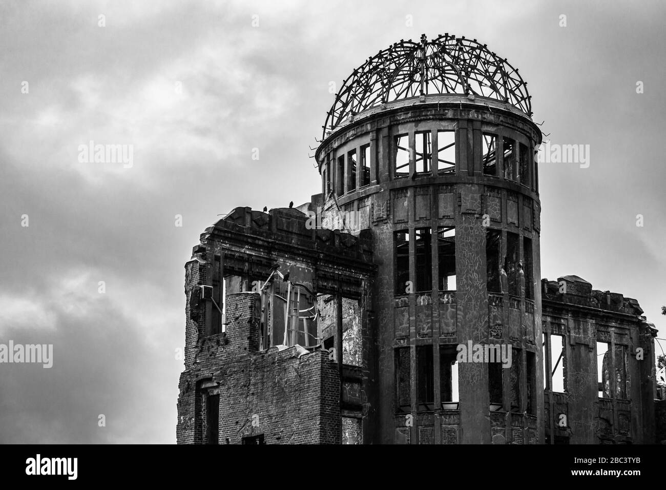 Schwarzweiß-Blick auf DEN A-Bomb-Dome oder den Genbaku-Dome im Hiroshima Peace Memorial Park, UNESCO-Weltkulturerbe, Japan Stockfoto