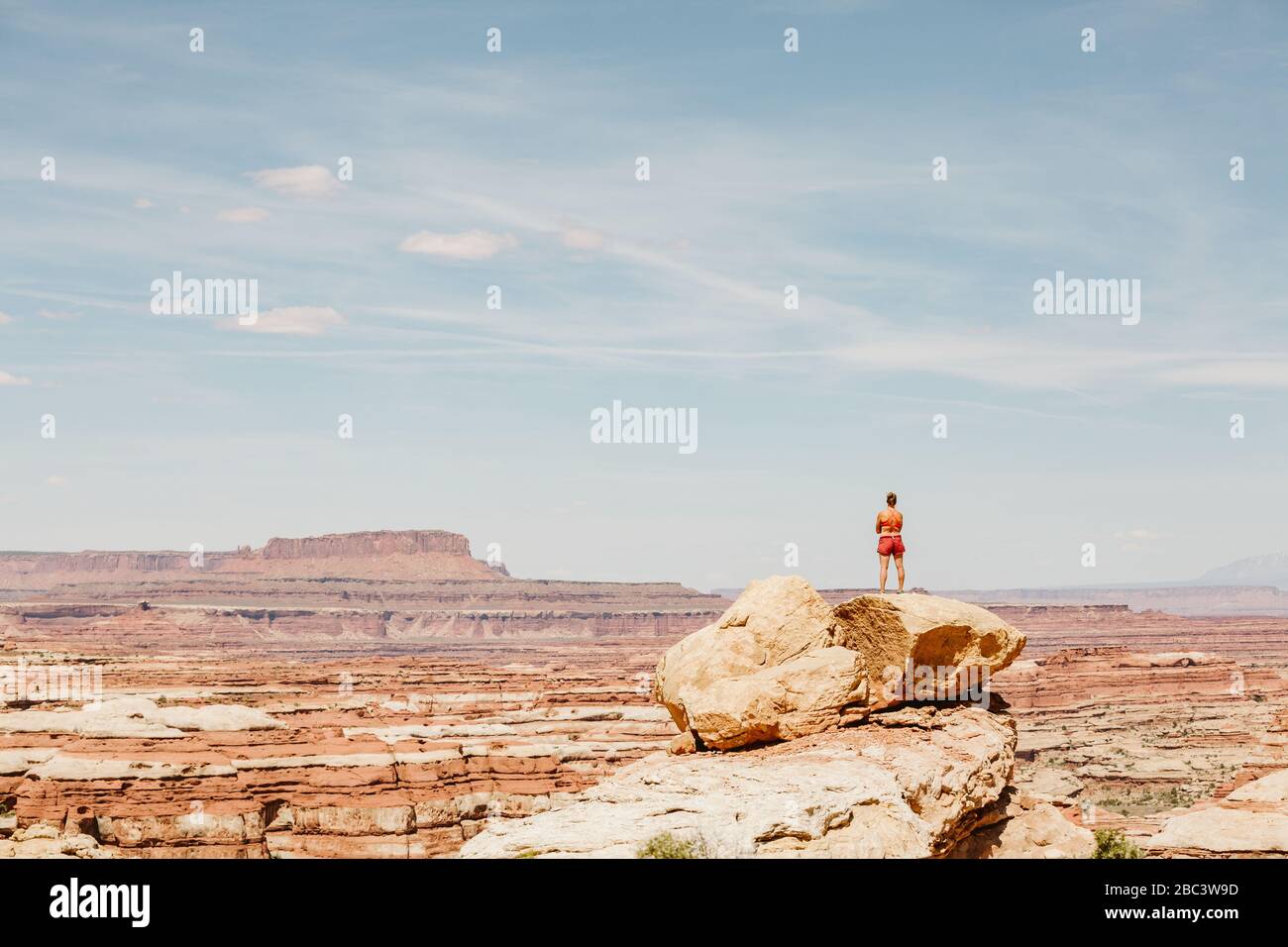 Starke Frau blickt über das Labyrinth utah an sonnigen Wüsten Tag Stockfoto