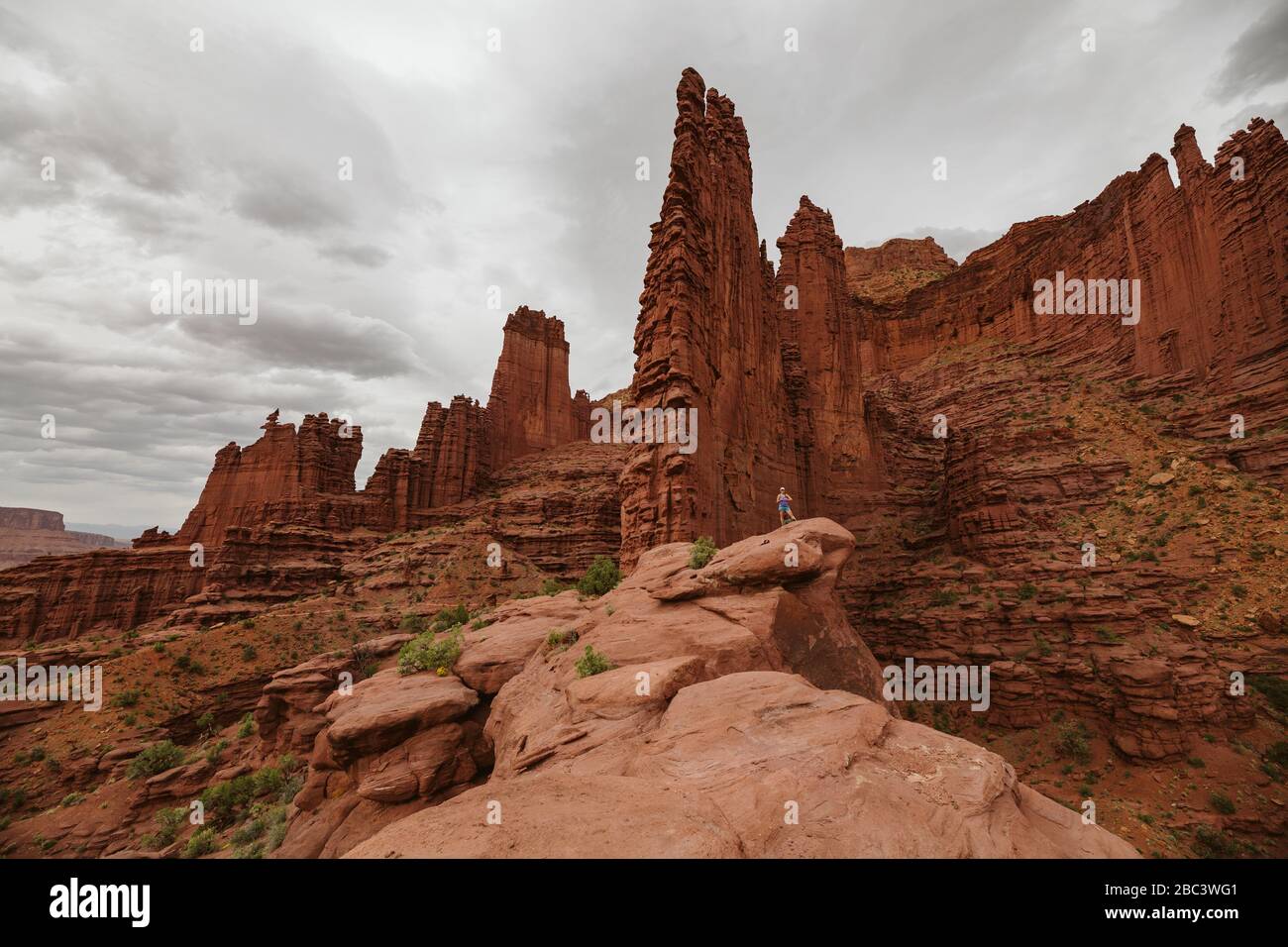 Wandern auf den Fischertürmen unter bewölktem Himmel in der Nähe von moab utah Stockfoto