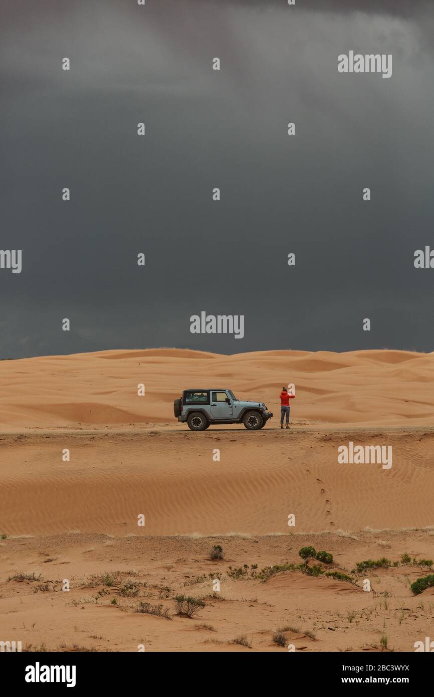 Frau steigt aus ihrem Jeep, um Bilder von Wüste Microburst zu machen Stockfoto