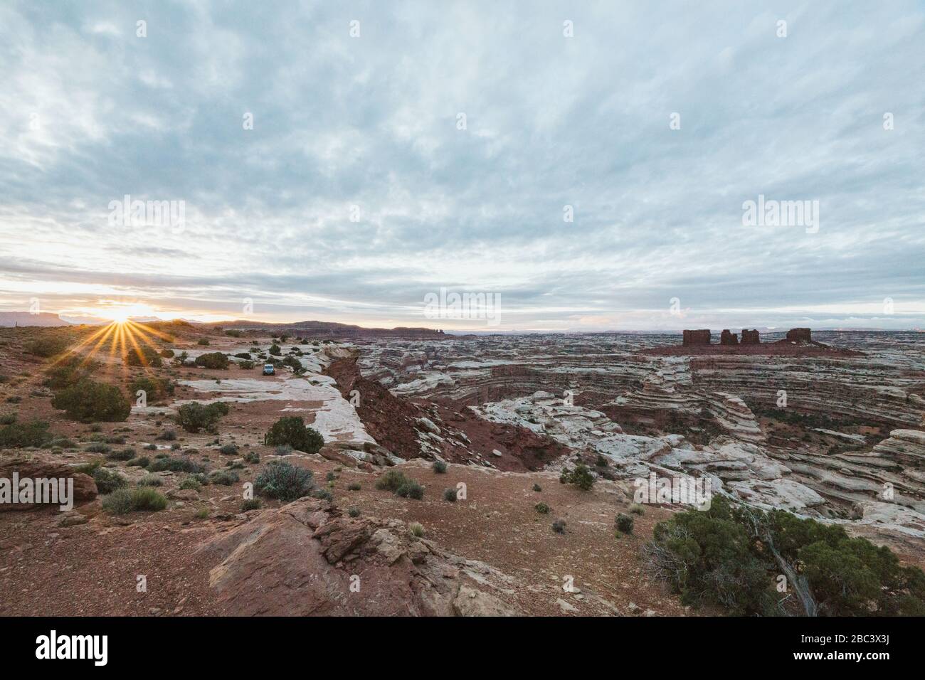 Die Sonne geht über einem Meer von Schluchten und roten Felsklippen des Maze Utah auf Stockfoto