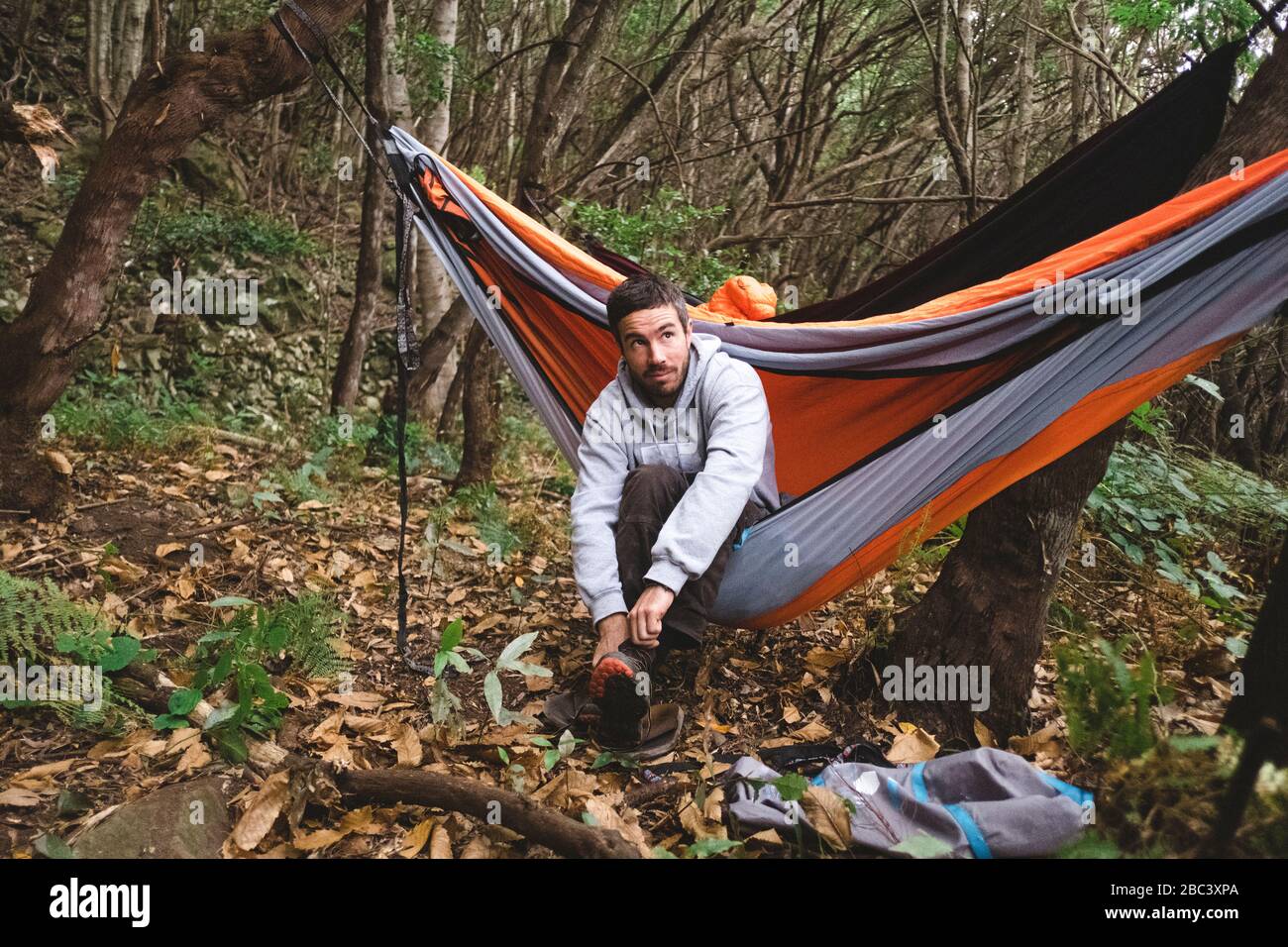 Mann haengematte entspannen urlaub freizeit Fotos und Bildmaterial in hoher Auflösung Alamy