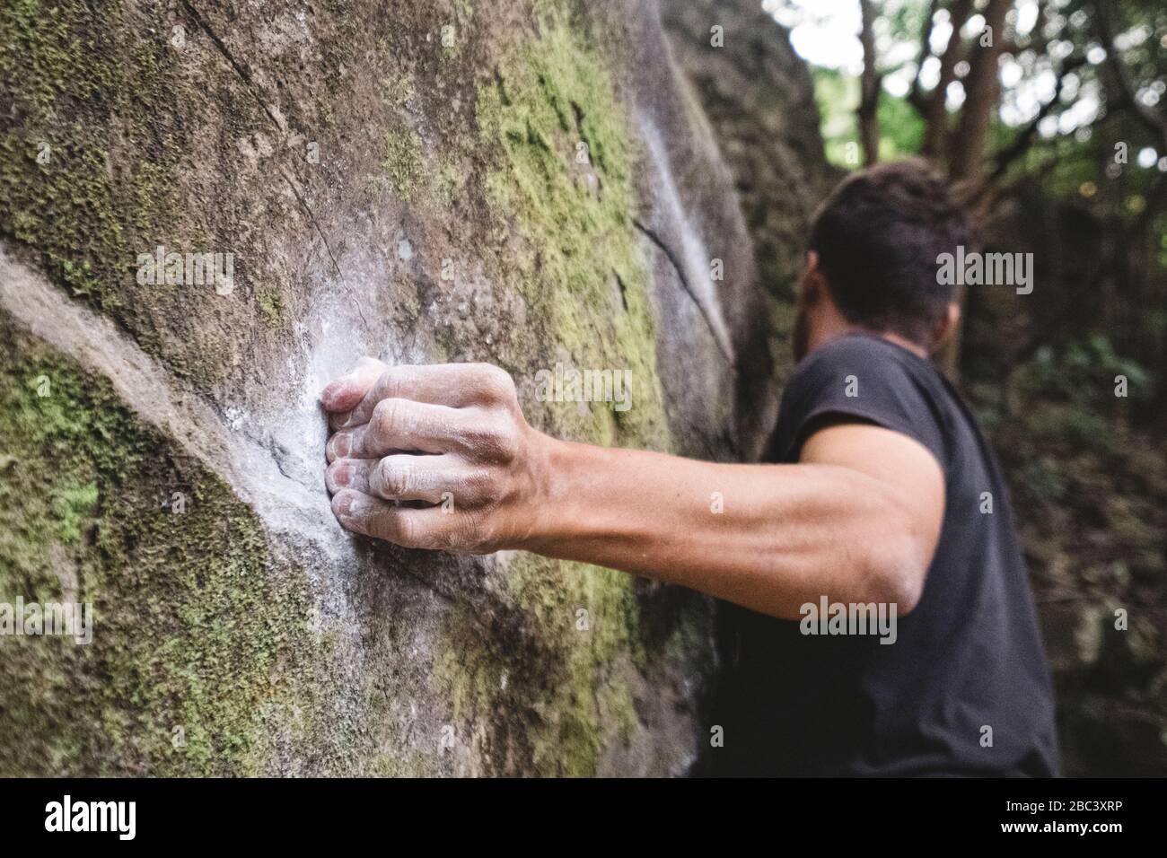 Nahaufnahme einer Hand eines Felskletterns auf einem Felsen Stockfoto