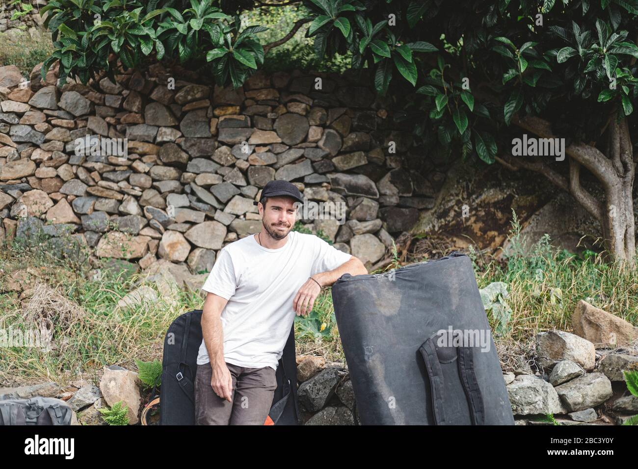 Zurückgezogen Porträt von machen Bergsteiger stehen auf Crash-Pad Stockfoto
