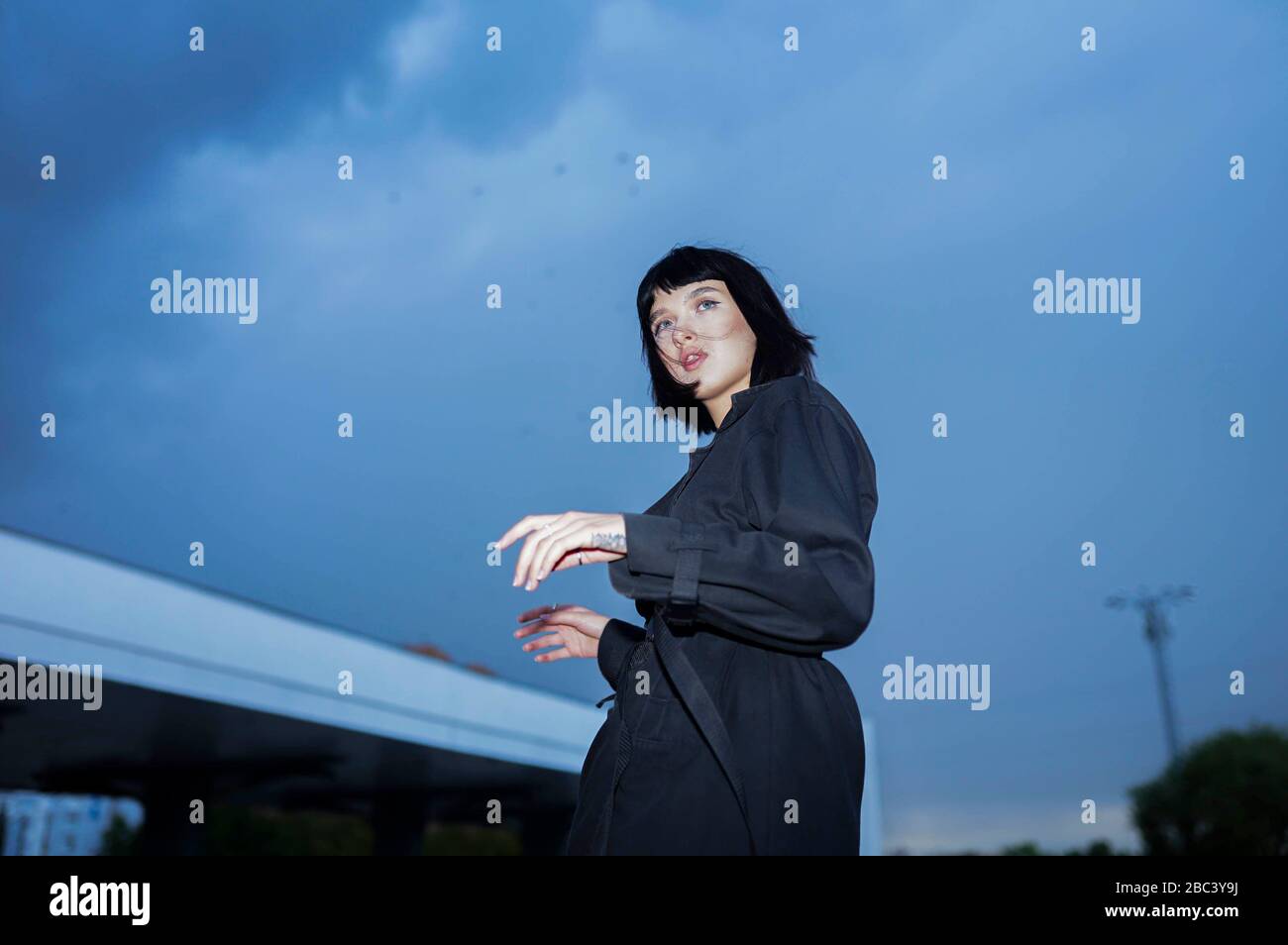 Mode-Porträt einer wandelenden Frau Stockfoto