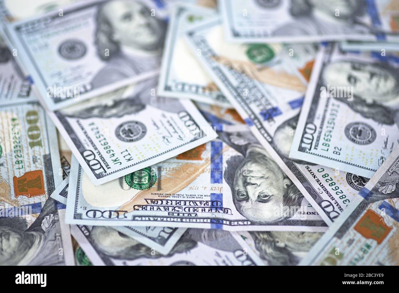 100-Dollar-US-Rechnungen verteilen sich auf selektive Fokussierung und geringe Schärfentiefe Stockfoto