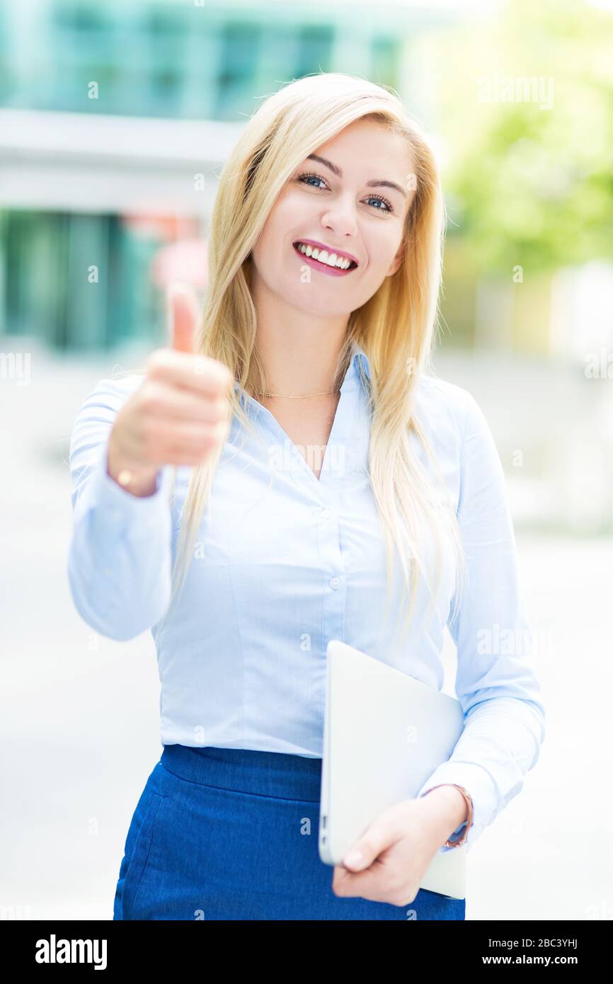 Junge Geschäftsfrau lächelnd Stockfoto
