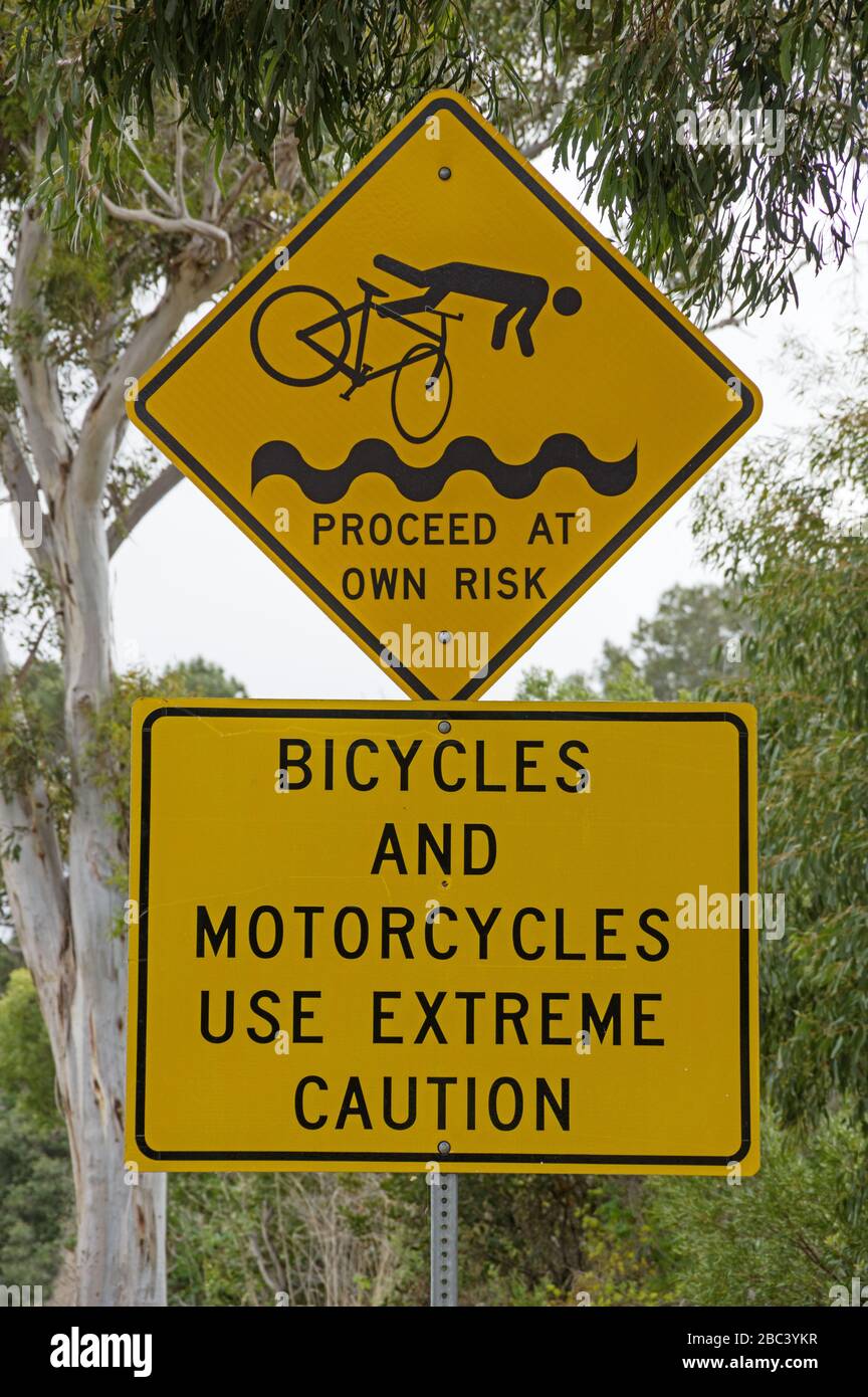 Fahrräder und Motorräder verwenden aufgrund des aktiven Erdrutschbereichs und des unebenen Straßenbelags äußerste Vorsicht Stockfoto