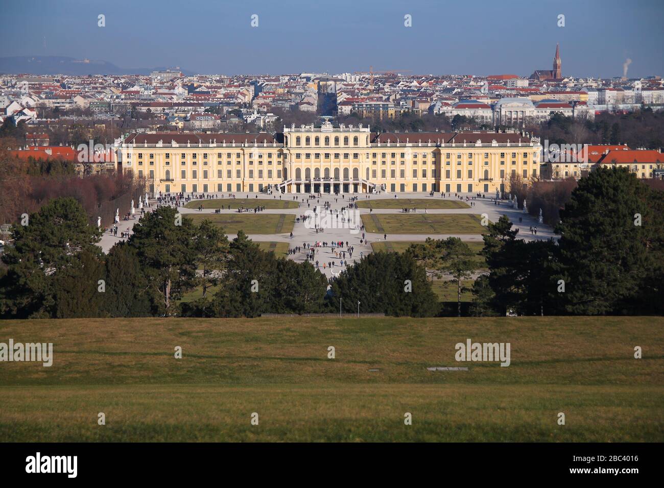 Blick auf die Schönbrunn-Gärten an einem sonnigen Tag Stockfoto